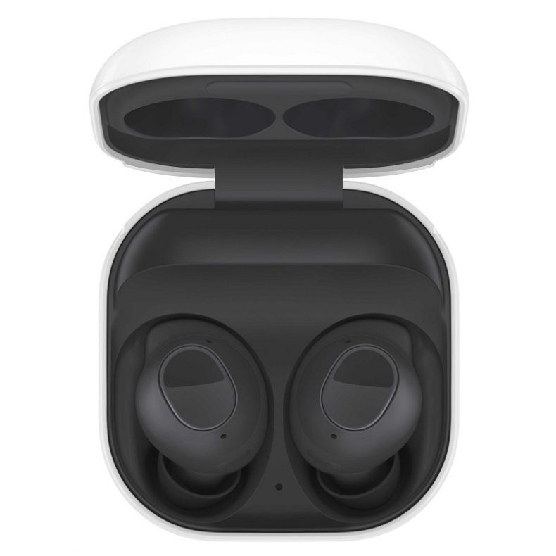 Samsung_Galaxy_BUDS_FE_Juodos_spalvos_baltas_deklas_atidarytas_ausines_viduje